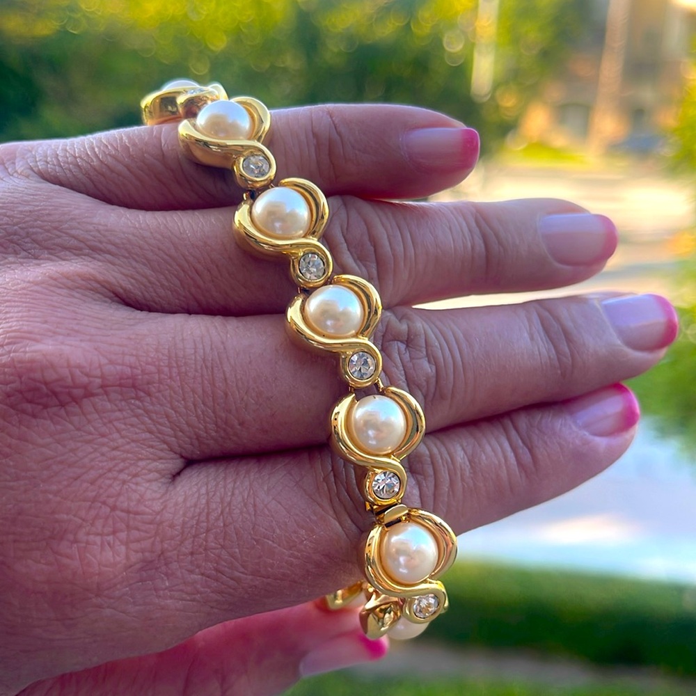 Authentic Joan rivers faux pearl and rhinestone bracelet. - Picture 1 of 4